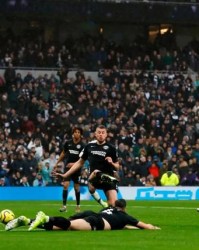  利物浦旧将传射建功，莱斯特城爆冷终结红军不败  