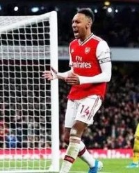  阿森纳防线失误造致命失球  